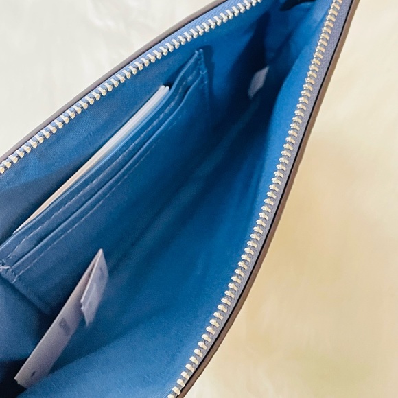 NWT Coach large corner zip wristlet in Signature Canvas - Picture 3 of 7